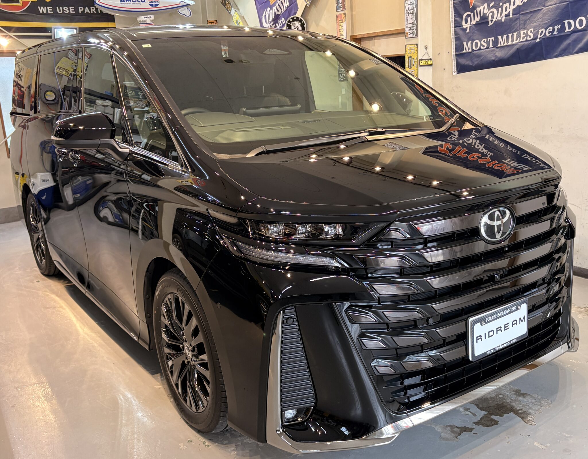 新車の黒いヴェルファイアの施工事例